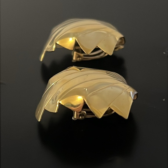 Y2K Givenchy Shiny Gold Plated Etched Abstract Runway Clip Earrings - Picture 11 of 15